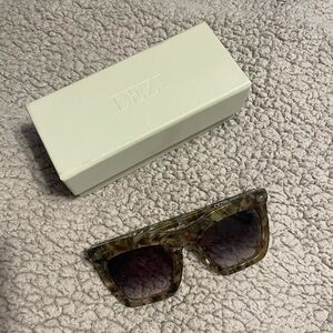 Dezi Fall Back Smoke Rose / Rose Gradient
With case
Like new